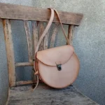 Малката кръгла чанта